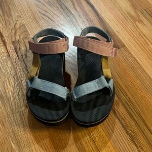 Teva flatform —- size 5